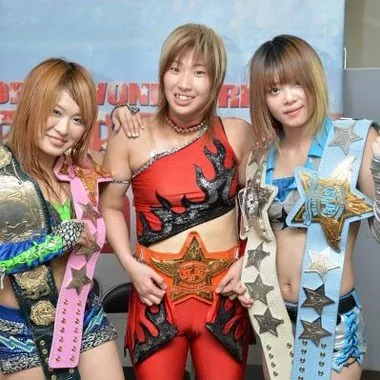 Io Shirai & Mayu Iwatani & Takumi Iroha