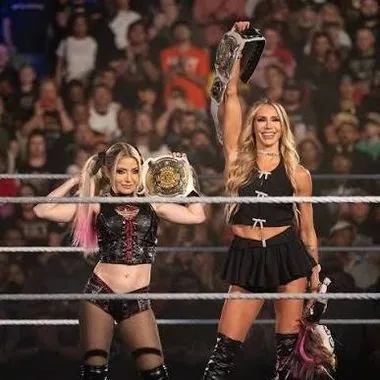 Alexa Bliss & Charlotte Flair阿莱克萨·布里斯 & 夏洛特·佛莱尔